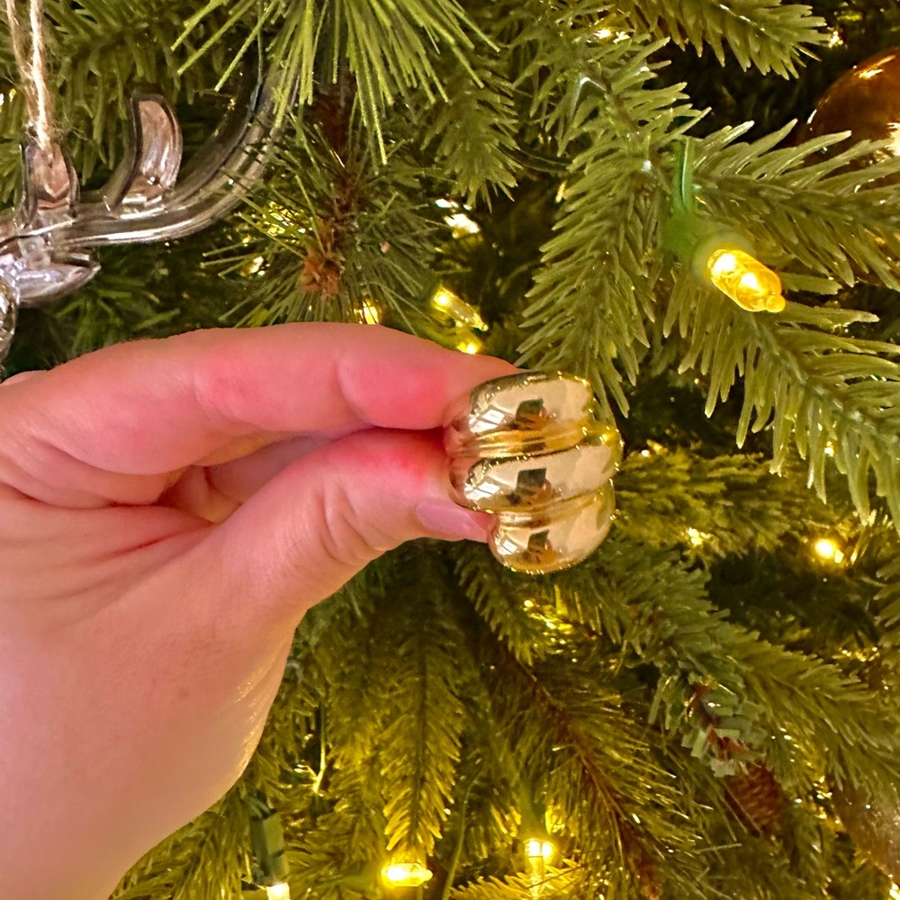 SOLD! 17.6 Grams Solid 14k Gold Swirl Cocktail Ring - Picture 3 of 16